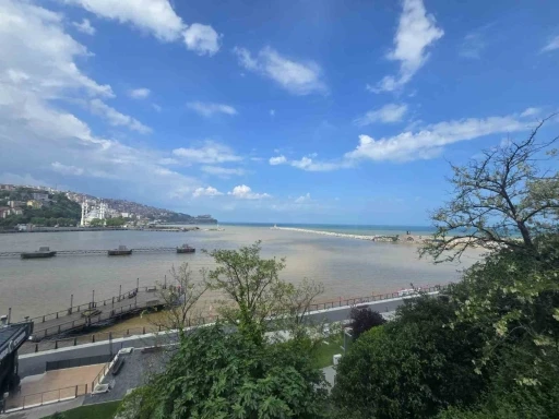 Zonguldak Limanı yağışların ardından sarıya b&uuml;r&uuml;nd&uuml;
