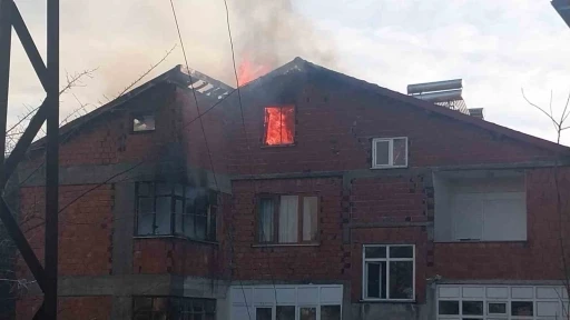Zonguldak&rsquo;ta 6 katlı binanın &ccedil;atısı alev alev yandı
