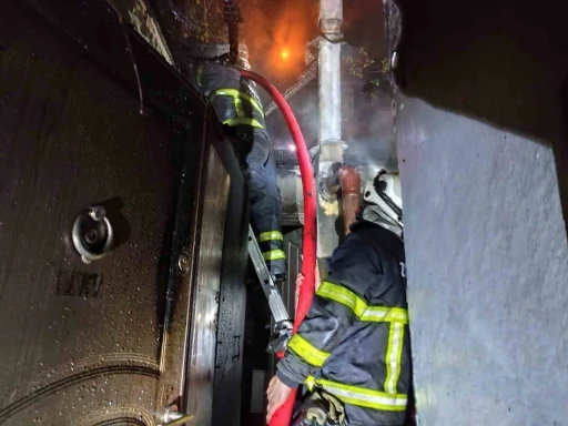 Zonguldak&rsquo;ta alevler geceyi aydınlattı, itfaiye papağanı yangın ortasından kurtardı
