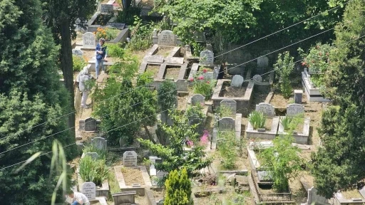 Zonguldak&rsquo;ta arefe g&uuml;n&uuml; mezarlıkta ziyaret&ccedil;i yoğunluğu
