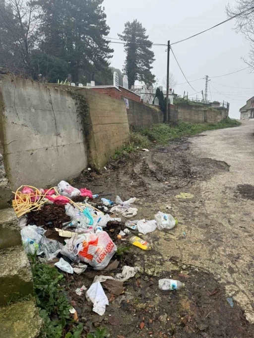 Zonguldak&rsquo;ta &ccedil;&ouml;p ve yol sorunu vatandaşı &ccedil;ileden &ccedil;ıkardı
