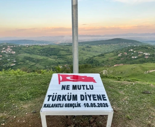 Zonguldak&rsquo;ta gen&ccedil;ler k&ouml;ylerinin zirvesine T&uuml;rk bayrağı dikti
