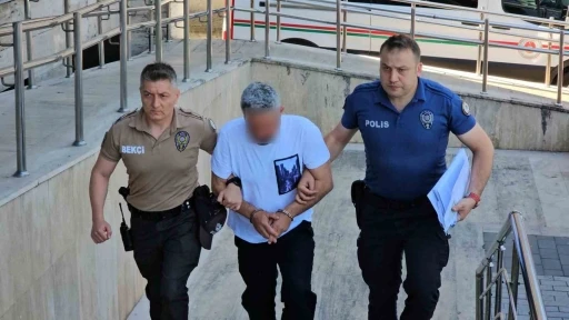 Zonguldak&rsquo;ta kadın s&uuml;r&uuml;c&uuml;y&uuml; dikiz aynasıyla darp eden s&uuml;r&uuml;c&uuml; adliyeye sevk edildi
