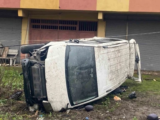 Zonguldak&rsquo;ta minib&uuml;s devrildi, 4 yaralı
