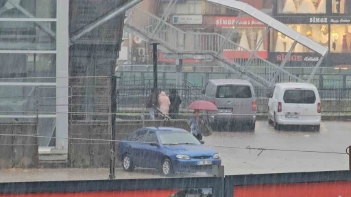 Zonguldak&rsquo;ta sağanak etkili oldu, vatandaşlar sa&ccedil;ak altlarına sığındı
