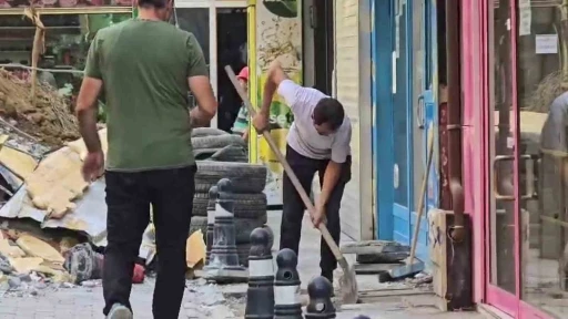 Zonguldak’ta yıkım sırasında molozlar yola döküldü
