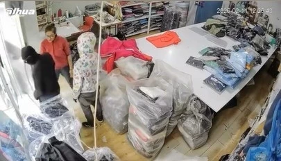 Zorla para isteyen y&uuml;z&uuml; maskeli şahısları tokatla kovdu
