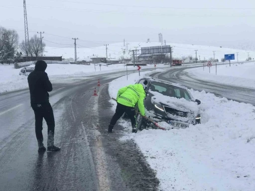 Zorlu kış şartlarında polislerden &ouml;rnek m&uuml;dahale
