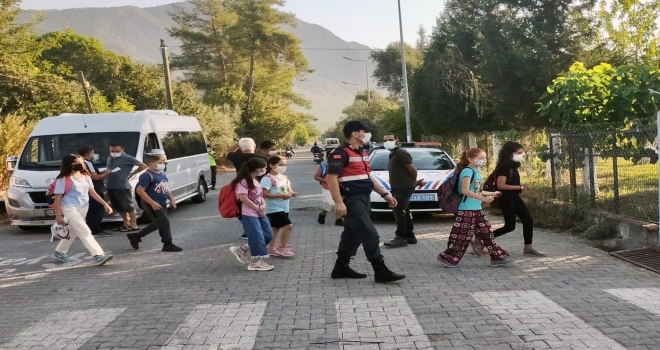 Jandarmadan Trafik Ve Maske-Mesafe Denetimi
