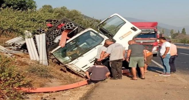 Kontrolden &Ccedil;ıkan Kamyon Şarampole Devrildi