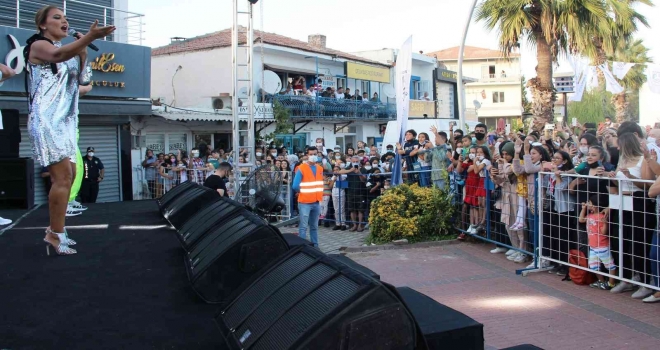 Demet Akalından Yangın Bölgesinde Konser