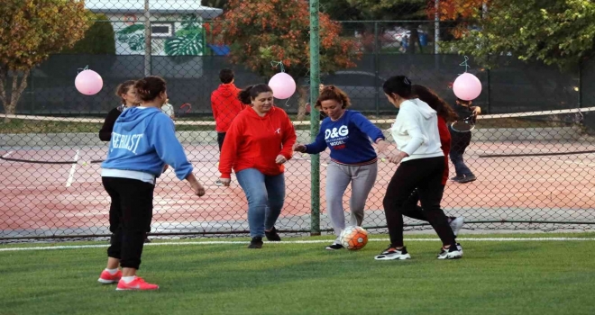 Kadınlar Meme Kanserine Dikkat Çekmek İçin Futbol Oynadı
