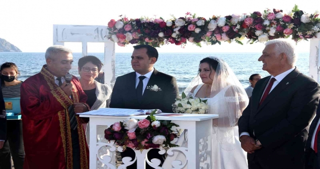 Siyasetçileri Buluşturan Nikah