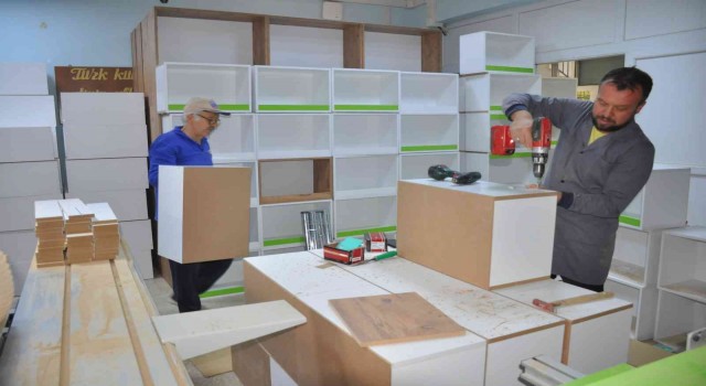 Milas Mesleki Eğitim Merkezi’nde, 50 kütüphaneye kitaplık üretildi