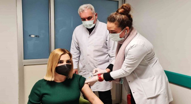 AK Parti Muğla Milletvekili Gökcan,Turkovac aşısı yaptırdı