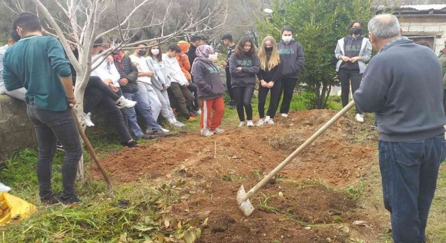 Öğrencilere kompost gübre yapımı eğitimi