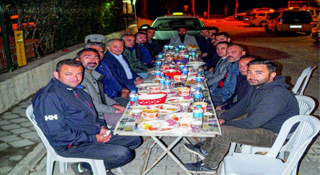 AK PARTİ’LİLER TAKSİCİLERLE SAHUR YAPTI