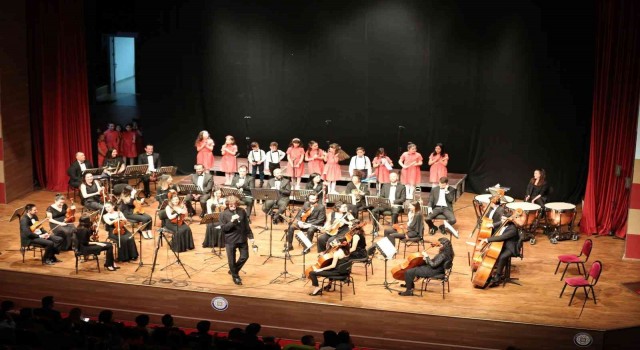 Büyükşehir Çocuk Korosu İlk Konserini Verdi