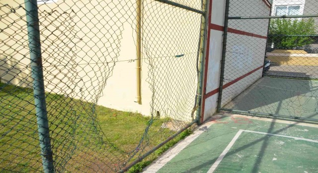 Marmaristeki basketbol sahasının tel örgüleri tahrip edildi
