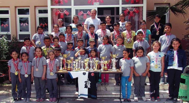 Satranç tutkusunu öğrencilere aşıladı, başarılar ard arda geldi