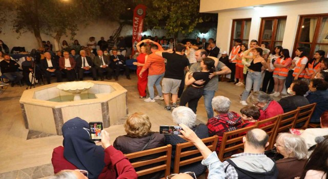 Üniversite öğrencileri, yaşlı çınarlarla Dünya Dans Gününde bir araya geldi