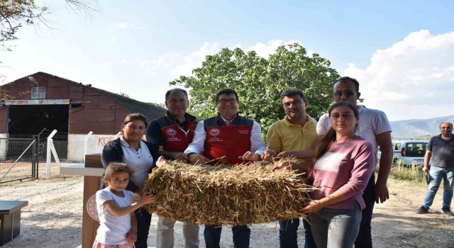 70 kadın üreticiye 700 saman balyası dağıtıldı