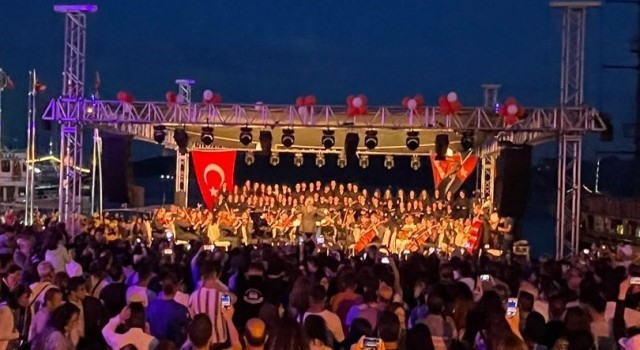 Marmariste gençlerden oluşan 120 kişilik koro konser verdi