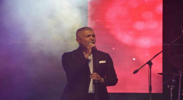 Özcan Deniz şıklığı ve sesiyle Yalıkavakta esti
