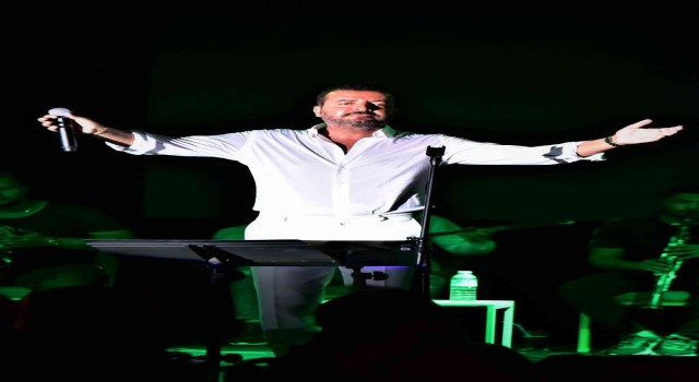 Sanatçı Akgün, Bodrumda sahne aldı