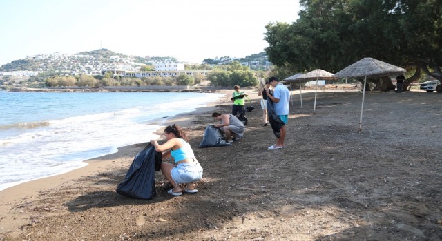 BELEDİYE VE SİTE SAKİNLERİNDEN PLAJ TEMİZLİĞİ