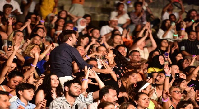 Bodrumda turistler Buray konserine akın etti