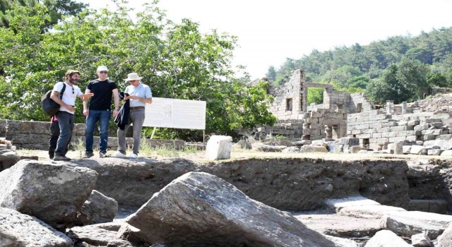 Kaymakam ve Büyükelçiden kazı ekibine ziyaret