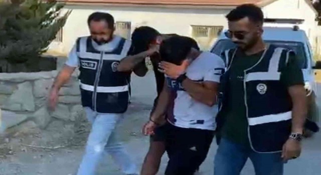 Muğlada göçmen kaçakçısı 2 kişi tutuklandı