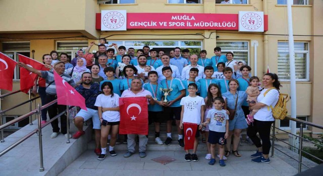 Muğlanın şampiyon takımı Türk bayraklarıyla karşılandı