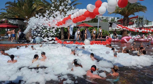 Turistler havuz başında köpük partisiyle doyasıya eğlendi