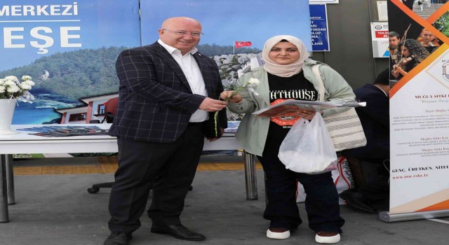 Üniversite öğrencilerine Başkan Gümüşten karanfilli karşılama