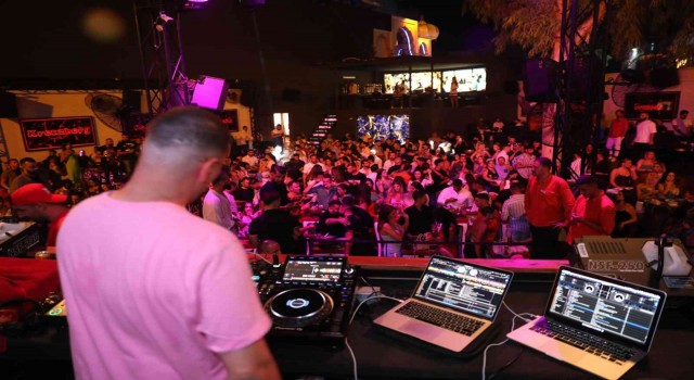 Bodrumda yerli ve yabancı turistler DJ performans ile eğlendi