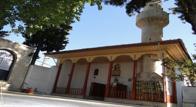 Muğlanın Menteşe ilçesinde bulunan tarihi camii her yıl ziyaretçi akınına uğruyor