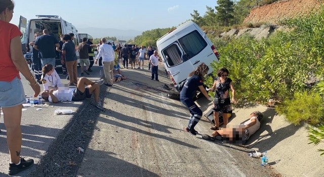 Tur otobüsü kaza yaptı: 1i ağır 10 yaralı