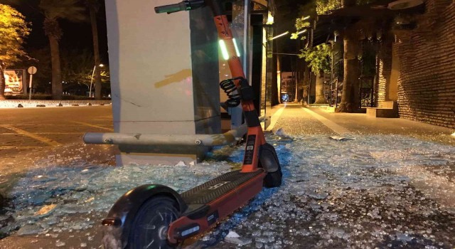 Elektrikli scooter ile otobüs durağına çarptı: 1 yaralı