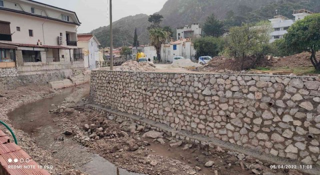 Büyükşehir Marmariste zarar gören dere duvarlarını tamir etti