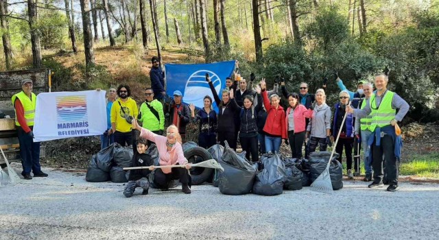 Marmaris doğa gönüllüleri çöp toplama etkinliklerine devam ediyor