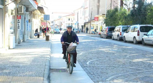 Ulada 7den 70e vatandaşlar bisiklet kullanıyor