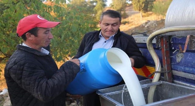 Çiftçilerden afetzedelere süt bağışı