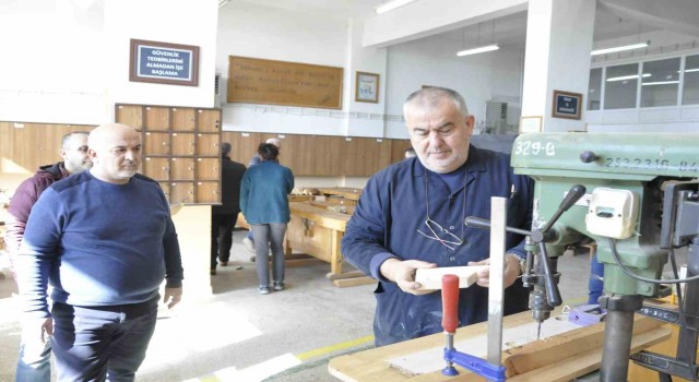 Depremzede çocuklar için oyuncak yaptılar