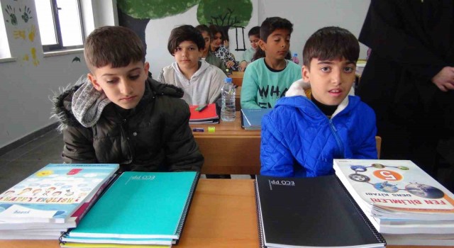 Depremzede öğrenciler, kamplarda oluşturulan sınıflarda ders başı yaptı