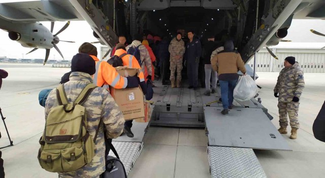 İstanbuldan deprem bölgesine 52 yeni ekip yola çıktı