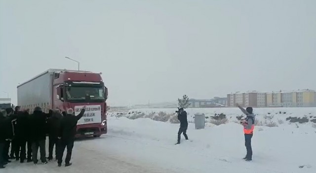 Karstan deprem bölgesine yardımlar sürüyor
