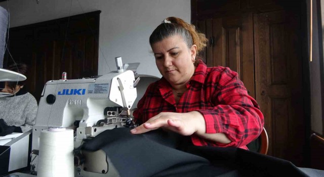 Kastamonulu kadınlar, depremzedeler için kışlık kıyafet dikiyor