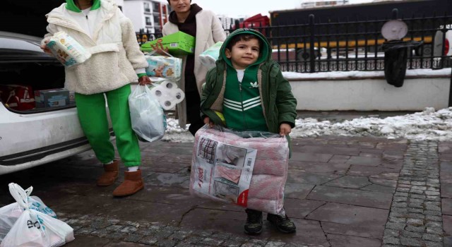 Keçiörende yaşlı genç herkes depremzedeler için tek yürek